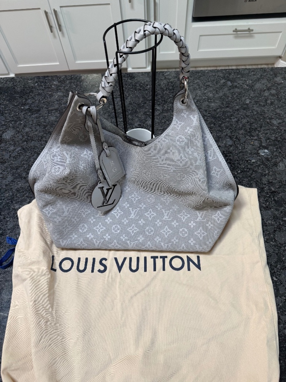 AUTHENTIC LOUIS VIUTTON Reverse Mahina Carmel Hobo Gris Souris Gray